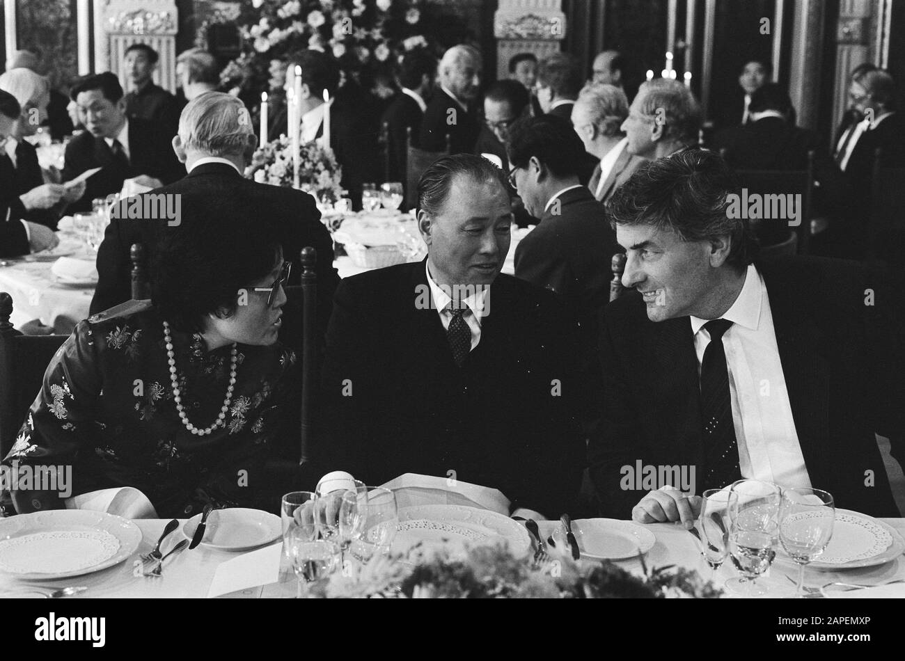 Visita Il Primo Ministro Cinese Zhao Ziyang, Con Il Primo Ministro Lubbers Durante La Cena Di Governo Data: 17 Giugno 1985 Parole Chiave: Visite, Primo Ministro: Lubbers, Ruud, Zhao Ziyang Foto Stock