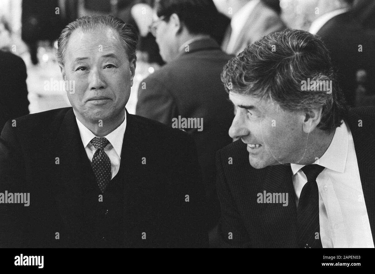 Visita Il Primo Ministro Cinese Zhao Ziyang, Con Il Primo Ministro Lubbers Durante La Cena Di Governo Data: 17 Giugno 1985 Parole Chiave: Visite, Primo Ministro: Lubbers, Ruud, Zhao Ziyang Foto Stock