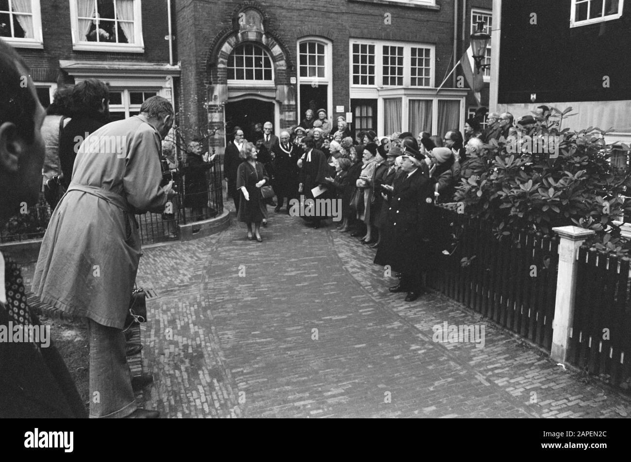 Visita Chiesa Inglese Begijnhof Amsterdam Data: 13 Novembre 1975 Luogo: Amsterdam, Noord-Holland Parole Chiave: Visite, Chiese Nome Istituto: Begijnhof Foto Stock