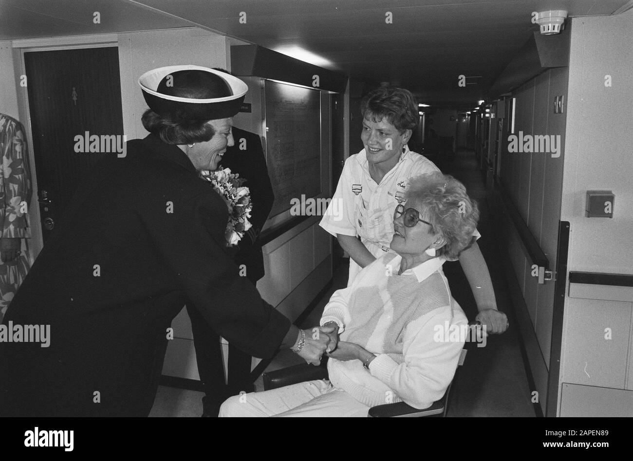 Visita Queen Beatrix alla nave per le vacanze J. Henry Dunant Data: 22 agosto 1986 Parole Chiave: Visite, regine, navi per le vacanze Nome personale: Beatrix, Queen Foto Stock