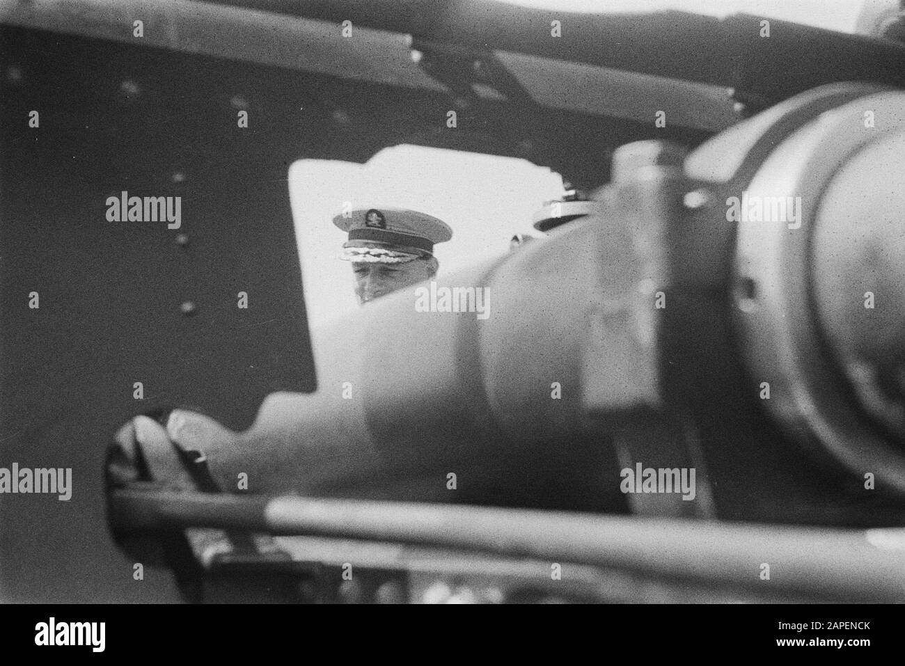 Visita del Comandante dell'Esercito S.H. Track To Semarang Descrizione: [Visit Army Commander To 1st Battery 1 Motorized Artillery At Semarang] Data: 1 Luglio 1946 Luogo: Indonesia, Indie Orientali Olandesi Foto Stock