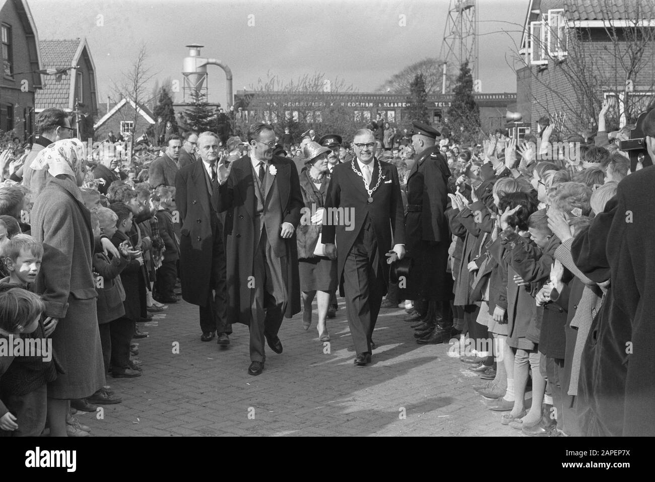 Visita di Z. K. H. Prins Bernhard a Waddinxveen. Visita a Kempes Furniture NV Data: 28 marzo 1961 luogo: Waddinxveen, Zuid-Holland Parole Chiave: Visite, fabbriche, casa reale, mobili, principi Nome personale: Bernhard, Prince, Kempes Foto Stock
