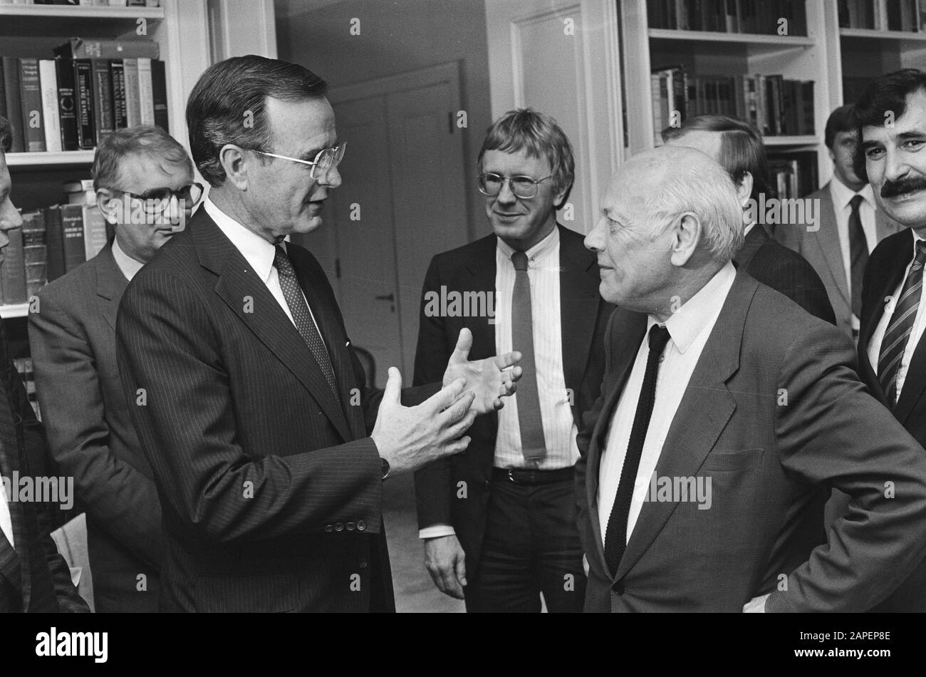 Visita il Vice Presidente George Bush degli Stati Uniti; conversazione con l'opposizione Bush in conversazione con Den Uyl, Stremerdink (PvdA) (m), Meyer, (l) Van de Berg (PvdA) (r)/Data: 26 giugno 1985 Parole Chiave: CONSIDENTS, Vice Presidenti, visite Nome personale: Bush George, Stremerdink, Bram, Uyl, Joden op Foto Stock