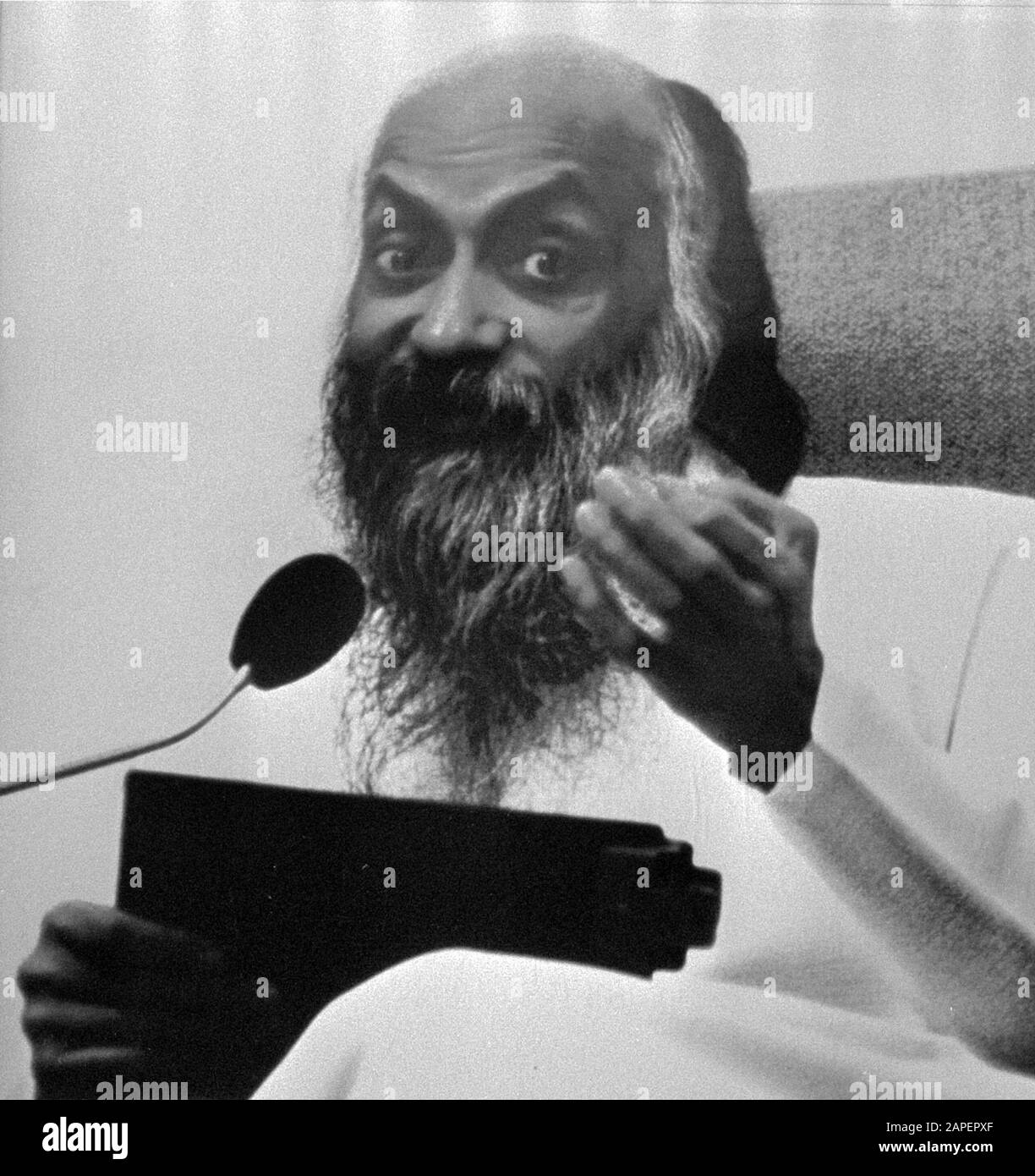 Bhagwan movimento ferito da pubblicità poster del NRC con il testo profeta o profiteur Data: 11 settembre 1984 Parole Chiave: Poster Nome personale: Bhagwan movimento Foto Stock