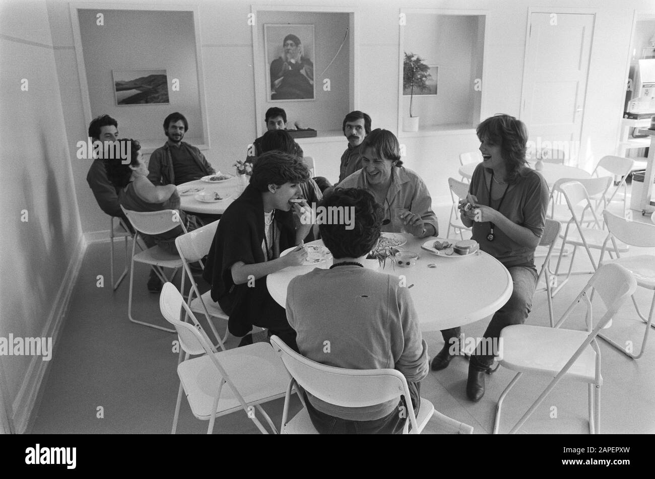 Bhagwan Movement ad Amsterdam sta per bruciare il libro del Rajneeshis a nome di Bhagwan; Bhagwan followers nel comune Data: 30 settembre 1985 Località: Amsterdam, Noord-Holland Parole Chiave: Communes Nome personale: Bhagwan Foto Stock