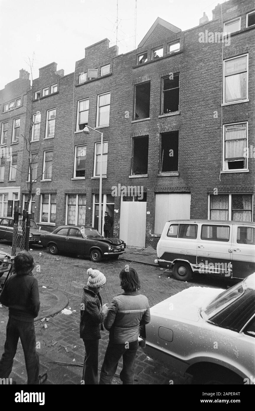 In un incendio a Rotterdam sono morte 11 persone; l'edificio bruciato a Rotterdam Sud Data: 2 gennaio 1980 Località: Rotterdam, Sud-Olanda Parole Chiave: Incendi, edifici Foto Stock