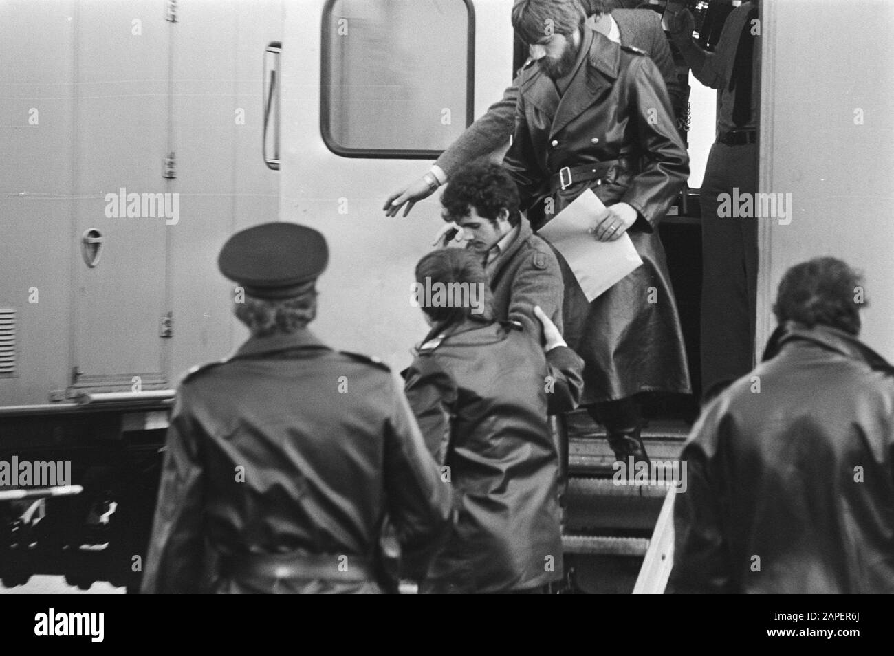 Al confine tra Paesi Bassi e Belgio è consentito registrare nuovamente gli Zingari nei Paesi Bassi. Dopo la registrazione, gli zingari sono stati trasferiti agli autobus di polizia Data: 15 gennaio 1981 luogo: Paesi Bassi Parole Chiave: Poliziotti, zingari Foto Stock