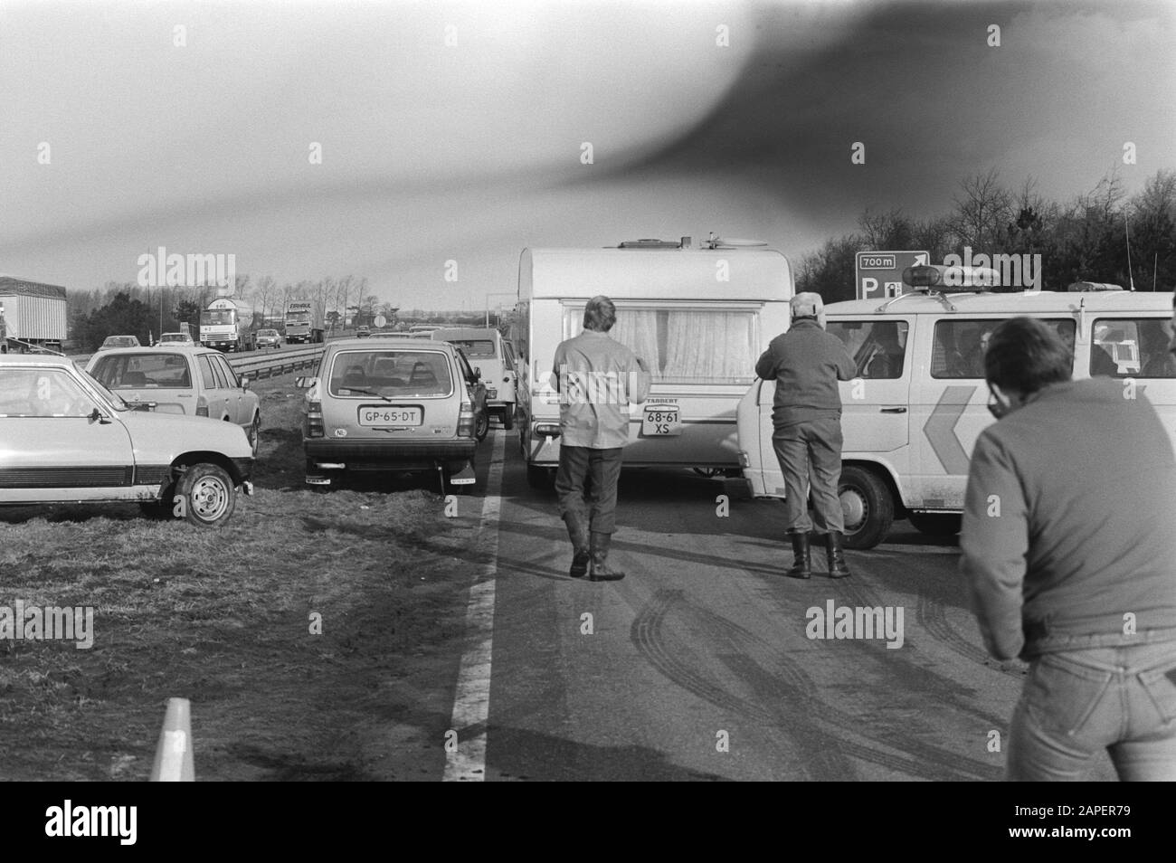 Al confine tra Paesi Bassi e Belgio è consentito registrare nuovamente gli Zingari nei Paesi Bassi. Gypsy girl is deposed container Data: 15 gennaio 1981 Località: Belgio, Paesi Bassi Parole Chiave: Automobili, container, valichi di frontiera, zingari Foto Stock