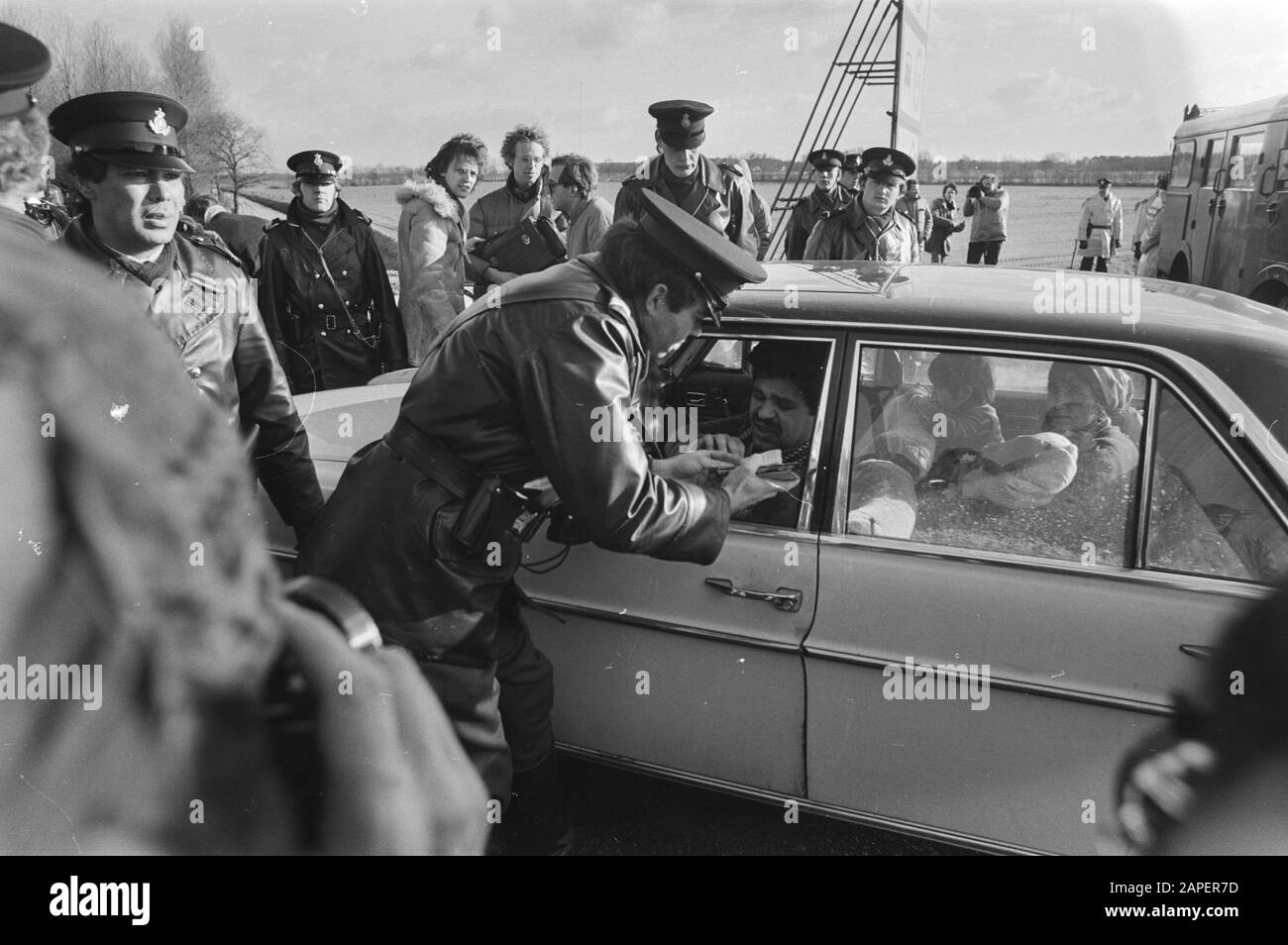 Al confine tra Paesi Bassi e Belgio è consentito registrare nuovamente gli Zingari nei Paesi Bassi. Olandese poiitie ha una macchina con zingari Data: 15 gennaio 1981 luogo: Frontiera olandese-belga Parole Chiave: Automobili, poliziotti, zingari Foto Stock