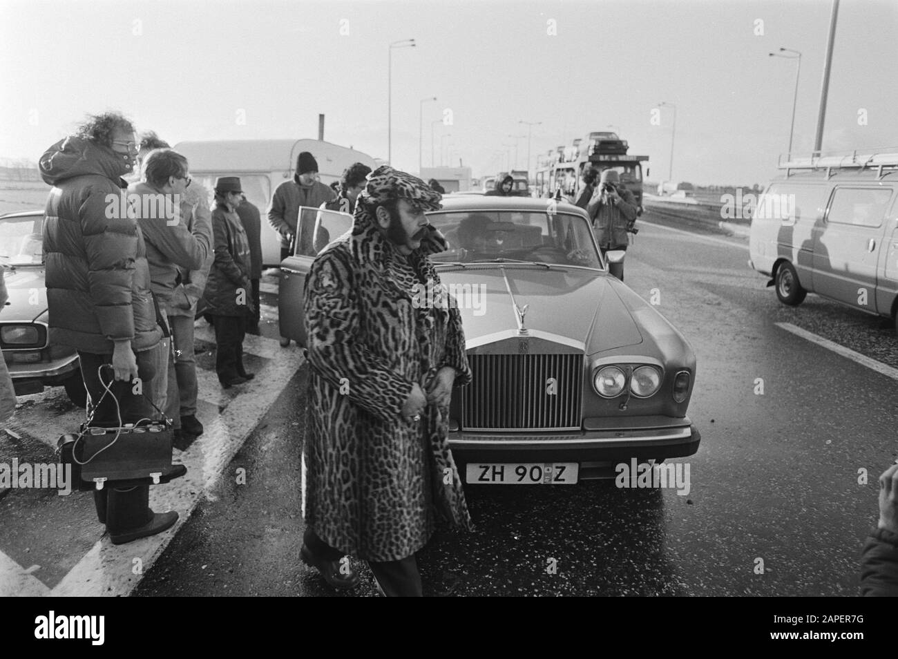 Al confine tra Paesi Bassi e Belgio è consentito registrare nuovamente gli Zingari nei Paesi Bassi. Koko Petalo sarebbe stato pagato dagli altri Zingari, Koko Petalo in pelliccia per La sua auto Rolls Royce Data: 16 gennaio 1981 Località: Belgio, Paesi Bassi Parole Chiave: Pelliccia, valichi di frontiera, capi tribali, Zingari Nome personale: Petalo, Koko Foto Stock