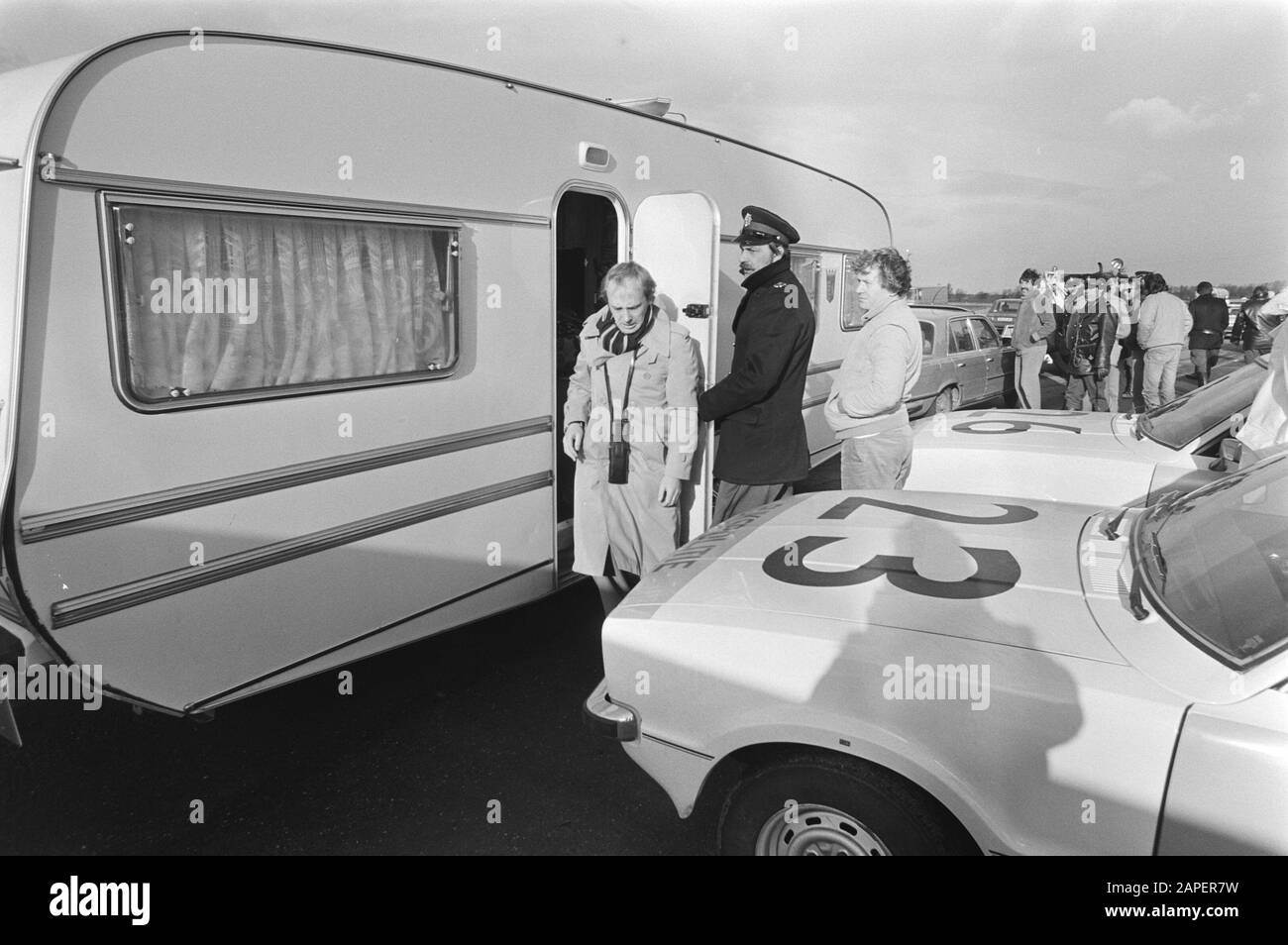 Al confine tra Paesi Bassi e Belgio è consentito registrare nuovamente gli Zingari nei Paesi Bassi. Gypsy girl is espulse container Data: 15 gennaio 1981 luogo: Belgio, Paesi Bassi Parole Chiave: Container, valichi di frontiera, ragazze, poliziotti, zingari Foto Stock