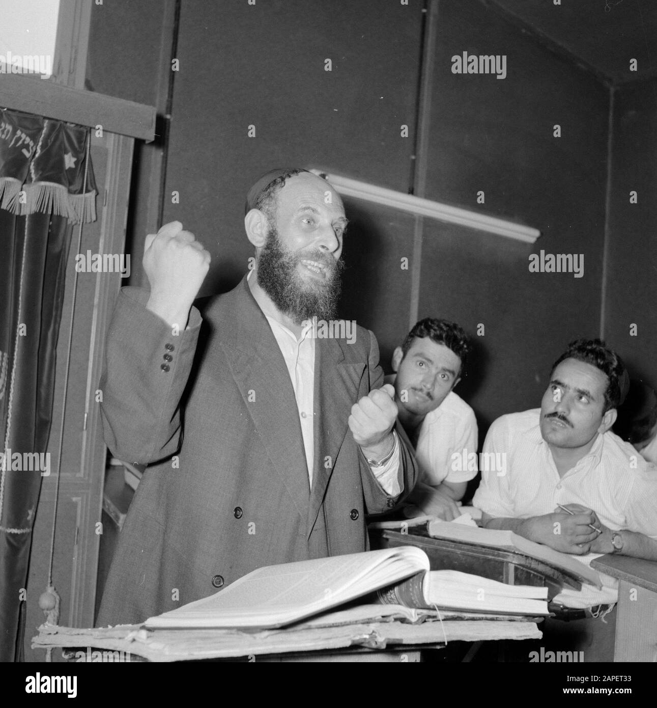 Israele: Kfar Hassidim (Hasidim) Descrizione: Riunione in un Yesjiva (Talmoedschool) Annotazione: A Yesjiva o Yesjieve (anche non ufficialmente scritto come Yesjiewa resp. Yesjiewe) è una scuola talmoedSchool speciale destinata a ragazzi e giovani uomini che non sono sposati. Date: Undenated Location: Israele, Kfar Hassidim Parole Chiave: Riunioni, insegnanti, rabbini, studenti Foto Stock