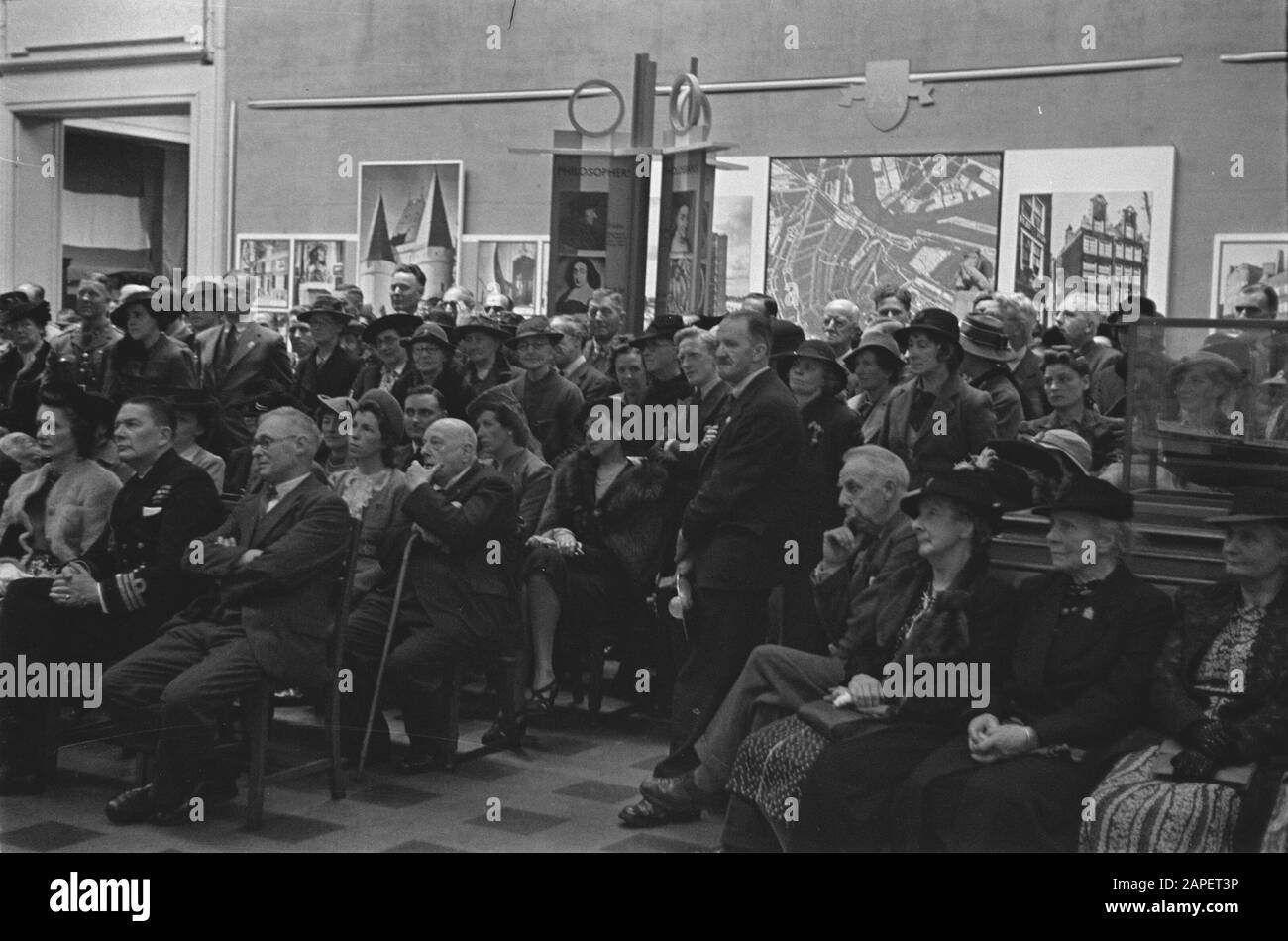 Incontro in una sala museo a Belfast. Sullo sfondo tutti i tipi di immagini olandesi sul muro Data: 1940-1945 luogo: Belfast Parole Chiave: Meetings, seconda guerra mondiale Nome personale: Bernhard, Prince Foto Stock