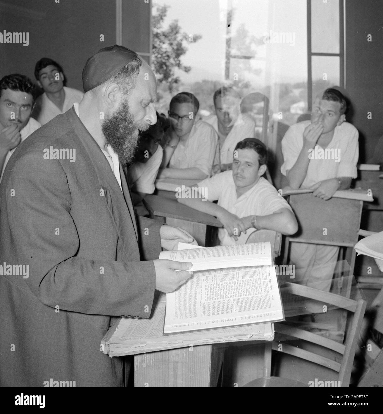 Israele: Kfar Hassidim (Hasidim) Descrizione: Riunione in un Yesjiva (Talmoedschool) Annotazione: A Yesjiva o Yesjieve (anche non ufficialmente scritto come Yesjiewa resp. Yesjiewe) è una scuola talmoedSchool speciale destinata a ragazzi e giovani uomini che non sono sposati. Date: Undate Location: Israele, Kfar Hassidim Foto Stock