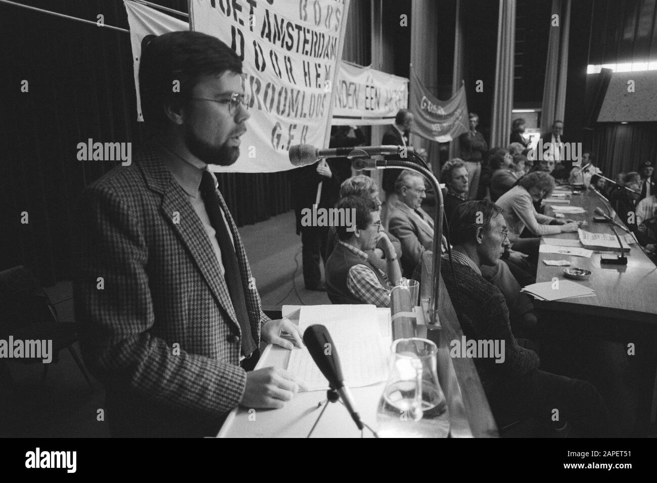 I lavoratori municipali bloccano la Wibautstraat ad Amsterdam per protestare contro gli sconti sugli stipendi Descrizione: Incontro alla Wibauthuis Data: 28 ottobre 1983 luogo: Amsterdam, Noord-Holland Parole Chiave: Funzionari, tagli, politiche salariali e dei prezzi, banner, discorsi Foto Stock