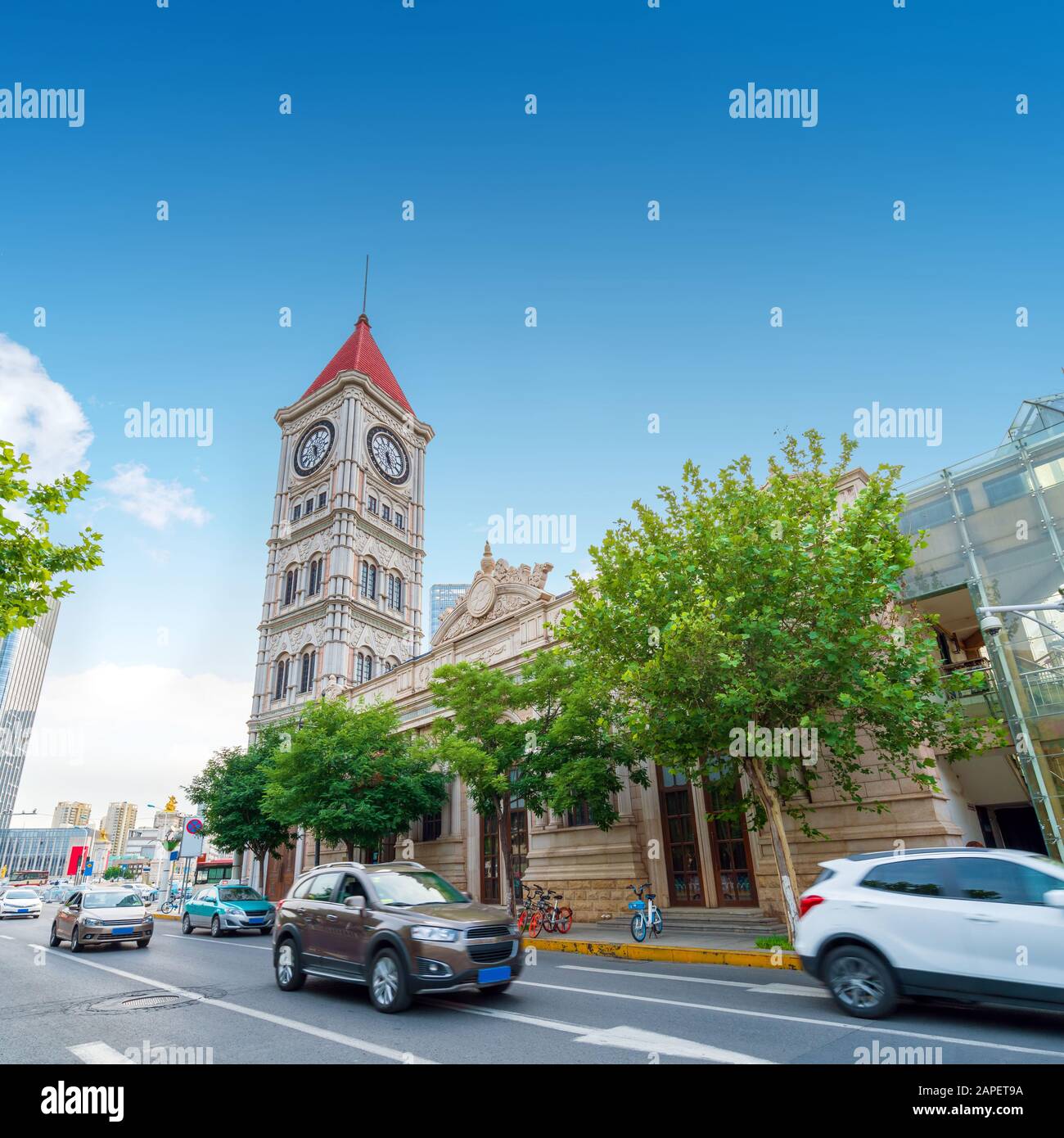 Il cinese e l'architettura occidentale sulla strada, Tianjin, Cina. Foto Stock