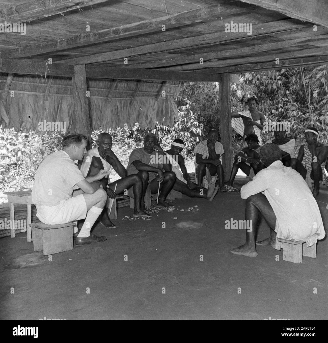 Viaggio nel Suriname e nelle Antille Olandesi Descrizione: Incontro sotto una pole house a Langetabbetje in Suriname. Data: 1947 luogo: Langatabbetje, Marowijne, Suriname Parole Chiave: Riunioni, capanne, popolazioni indigene Foto Stock
