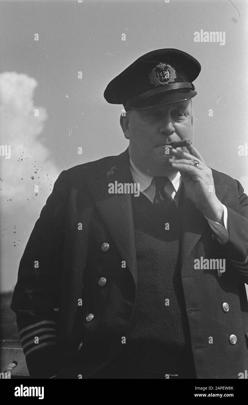 Mn [Merchant Navy]/Anefo London Series Descrizione: Didascalia 25 anni sul ponte. Capitano di una nave mercantile olandese [capitano di una nave mercantile olandese] Annotazione: Sul suo cappello un emblema del KPM Data: 10 maggio 1943 posizione: Gran Bretagna Parole Chiavi: Equipaggio, flotte mercantili, marina, navi, seconda guerra mondiale Foto Stock