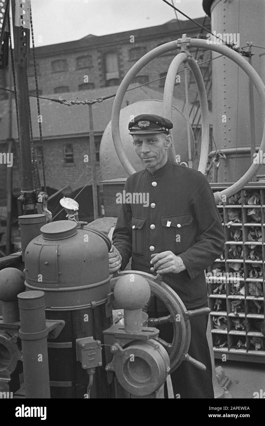 Mn [Merchant Navy]/Anefo London Series Descrizione: Didascalia: Primo compagno al volante [cinghiale al volante] Data: Giugno 1943 posizione: Gran Bretagna Parole Chiave: Equipaggio, flotte mercantili, marina, ecc. rimorchiatori, seconda guerra mondiale Foto Stock