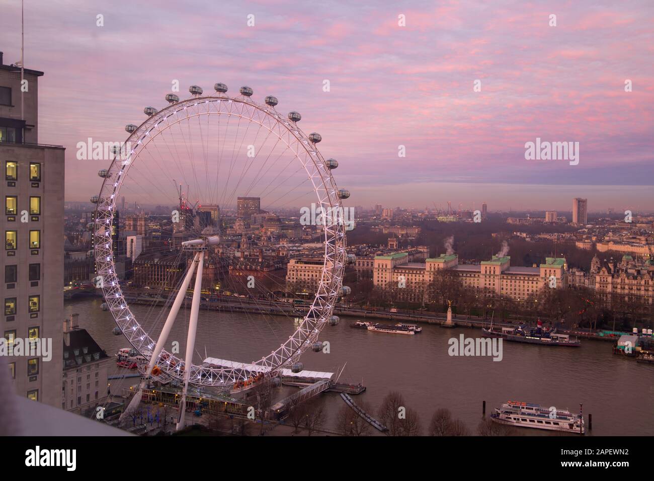 Vista sul London Eye e sul Tamigi Foto Stock