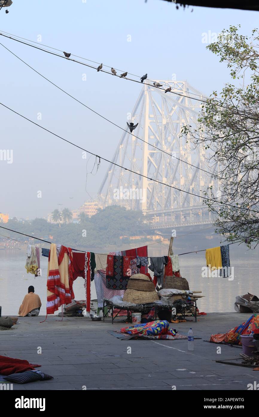 Vita senza tetto intorno al fiume Hooghly Foto Stock