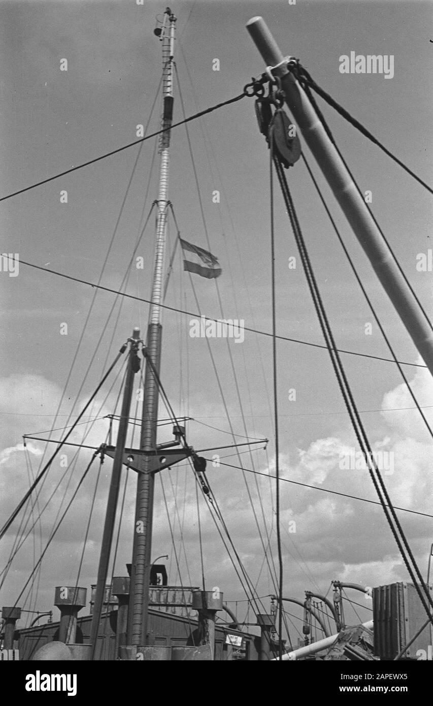 Mn [Merchant Navy]/Anefo London Series Descrizione: Caption Sailing sotto la propria bandiera. Nave mercantile olandese [nave mercantile olandese con bandiera olandese] Data: 1943 luogo: Gran Bretagna Parole Chiavi: Flotte mercantili, marina, navi, seconda guerra mondiale Foto Stock