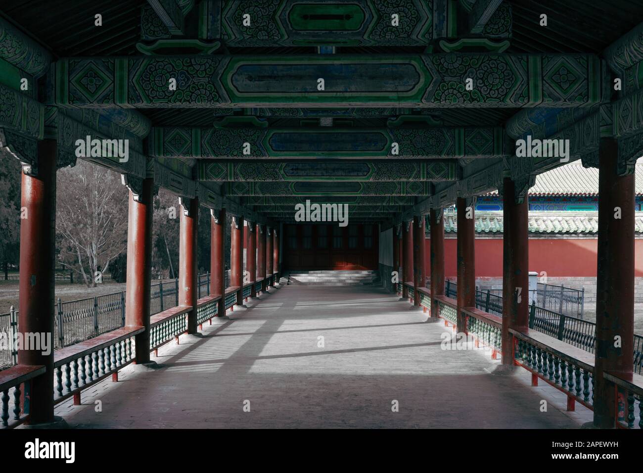 Il corridoio lungo nel Tempio del Paradiso, Pechino, Cina / tradizionale passerella coperta cinese che conduce alla Sala di preghiera per I Buoni Raccolti Foto Stock