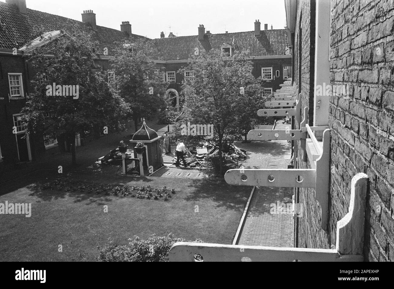 Karthuizerhofje ad Amsterdam sarà restaurato, il Karthuizerhof Descrizione: Giardino interno del Karthuizerhofje ad Amsterdam durante il restauro Data: 29 giugno 1972 posizione: Amsterdam, Noord-Holland Parole Chiave : cortili, restauri, giardini Foto Stock