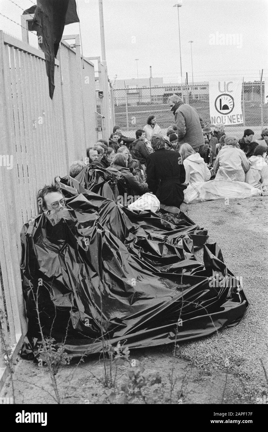 Blocco UCN-factory di Almelo; protesteri con plastica contro la pioggia di fronte all'ingresso principale Data: 18 giugno 1981 Località: Almelo, Overijssel Parole Chiave: Blockades, manifestanti, ingressi principali Nome dell'istituzione: UCN Foto Stock
