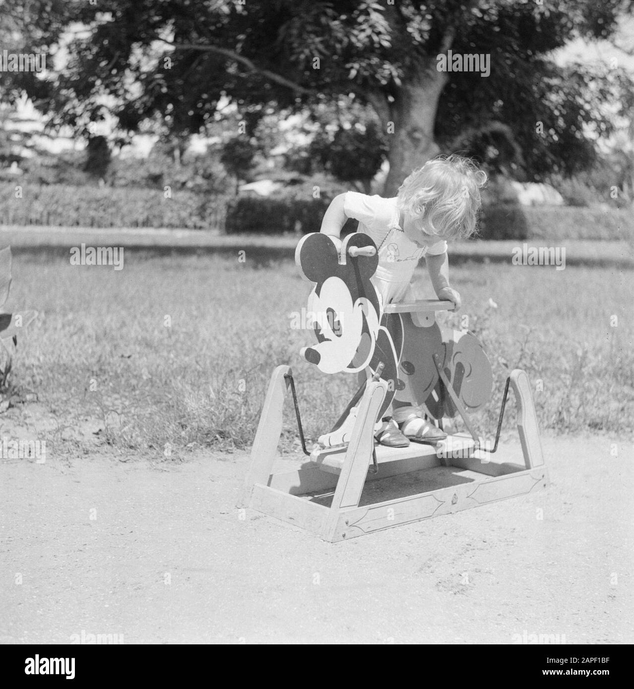 Viaggi a Suriname e Antille Olandesi Descrizione: Baby biondo su un cavallo oscillante Topolino in Suriname Data: 1947 luogo: Suriname Parole Chiave: Bambini, giocattoli Foto Stock