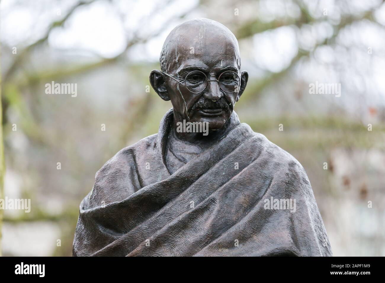 Statua di Mahatma Gandhi nella Piazza del Parlamento di Londra. Mahatma Gandhi è nato il 2 ottobre 1869 a Portandar in Gujarat, India. Il 30 gennaio 1948, un fanatico indù, Nathuram Godse ha ucciso Mahatma Gandhi in un incontro di preghiera a Delhi. Foto Stock