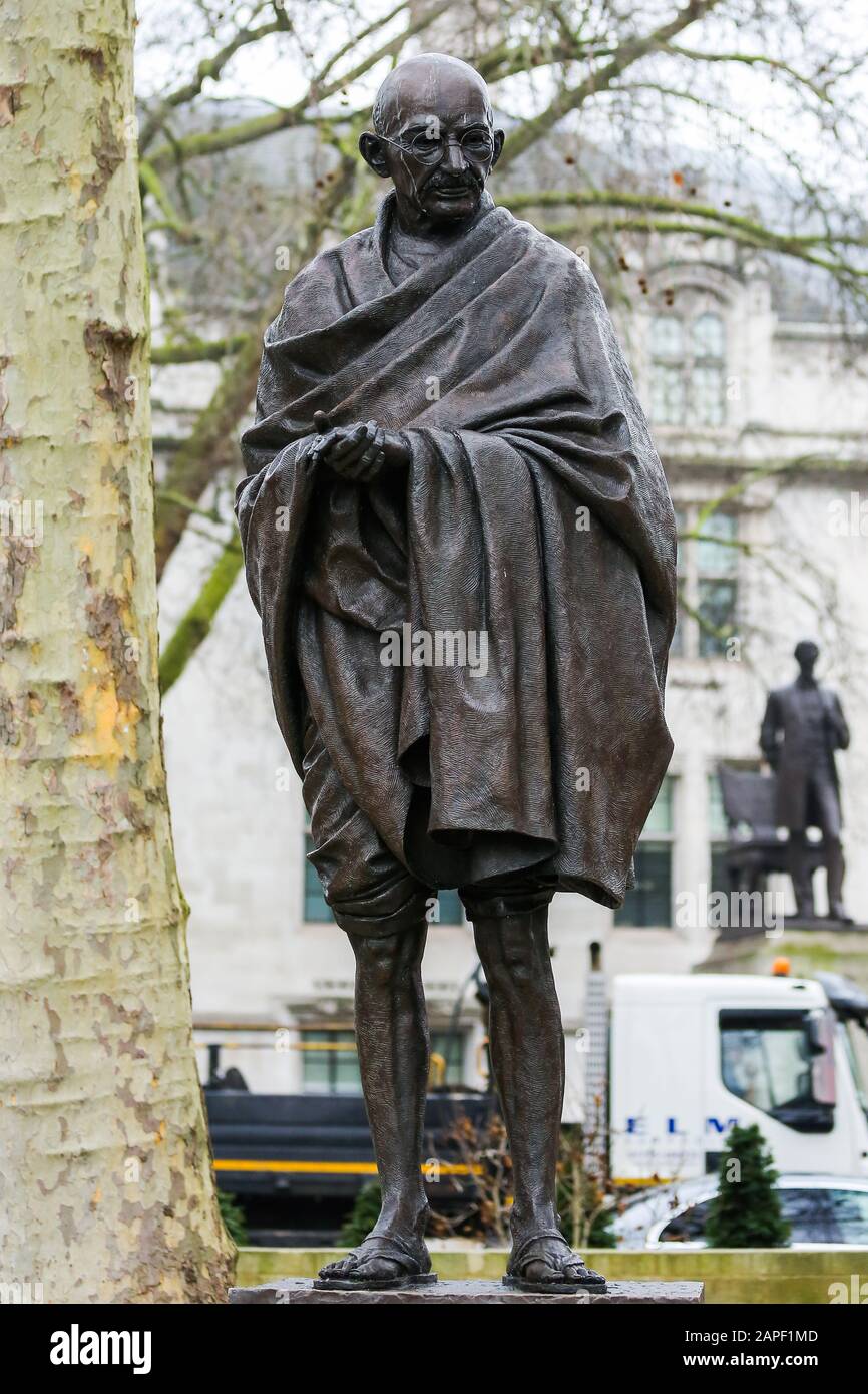 Statua di Mahatma Gandhi nella Piazza del Parlamento di Londra. Mahatma Gandhi è nato il 2 ottobre 1869 a Portandar in Gujarat, India. Il 30 gennaio 1948, un fanatico indù, Nathuram Godse ha ucciso Mahatma Gandhi in un incontro di preghiera a Delhi. Foto Stock