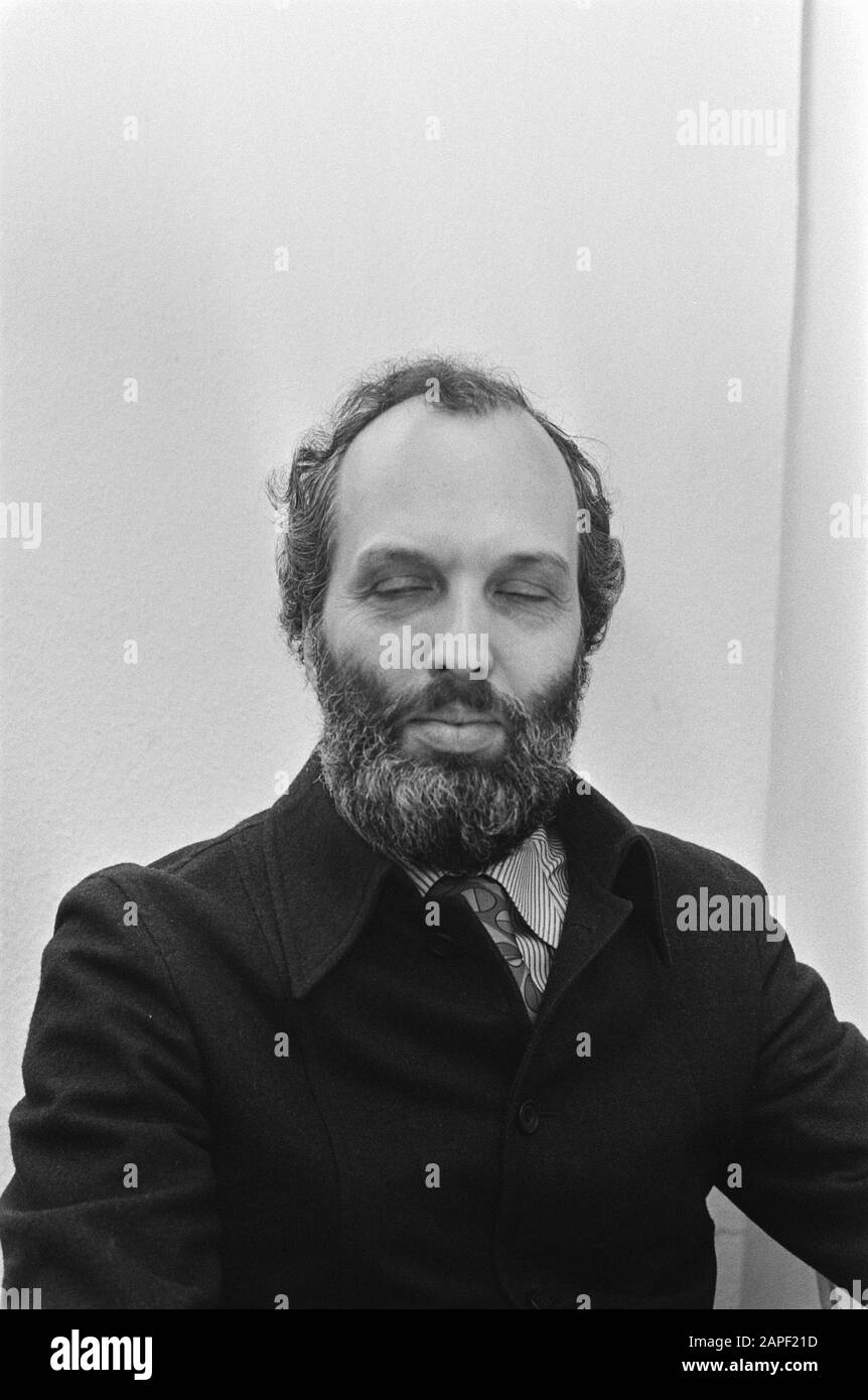 Libro Il Volto di Hitler Germania presentato ad Amsterdam; autore F. V. Grunfeld con libro Data: 7 marzo 1975 luogo: Amsterdam, Noord-Holland Parole Chiave: Autori, libri Nome personale: F. V. Grunfeld Foto Stock