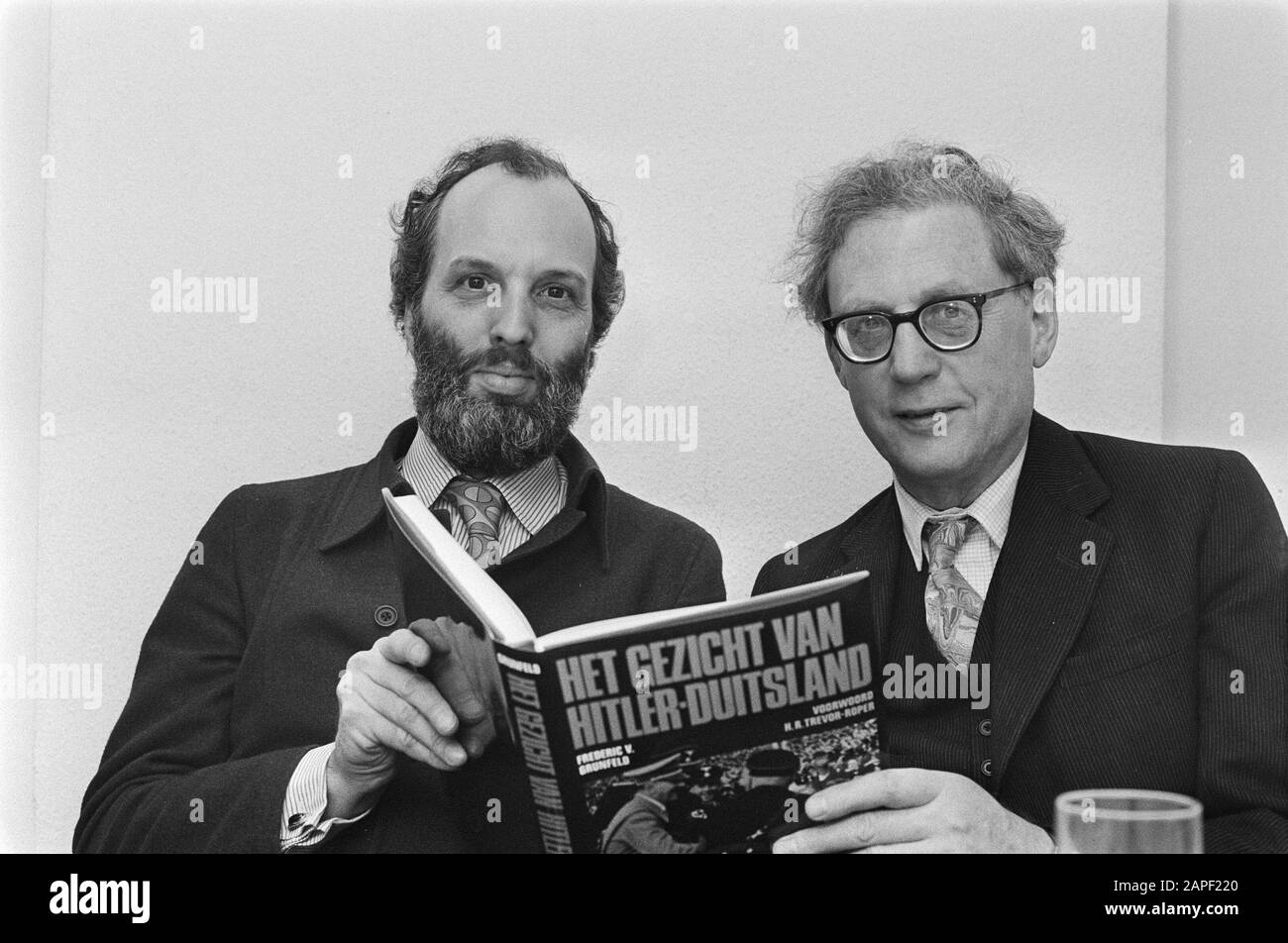 Libro Il Volto di Hitler Germania presentato ad Amsterdam; v.l.n.r. V. Grunfeld (autore) e Prof. Trevor Roper con il libro/Data: 7 marzo 1975 Località: Amsterdam, Noord-Holland Parole Chiave: Autori, libri Nome personale: F. V. Grunfeld Foto Stock