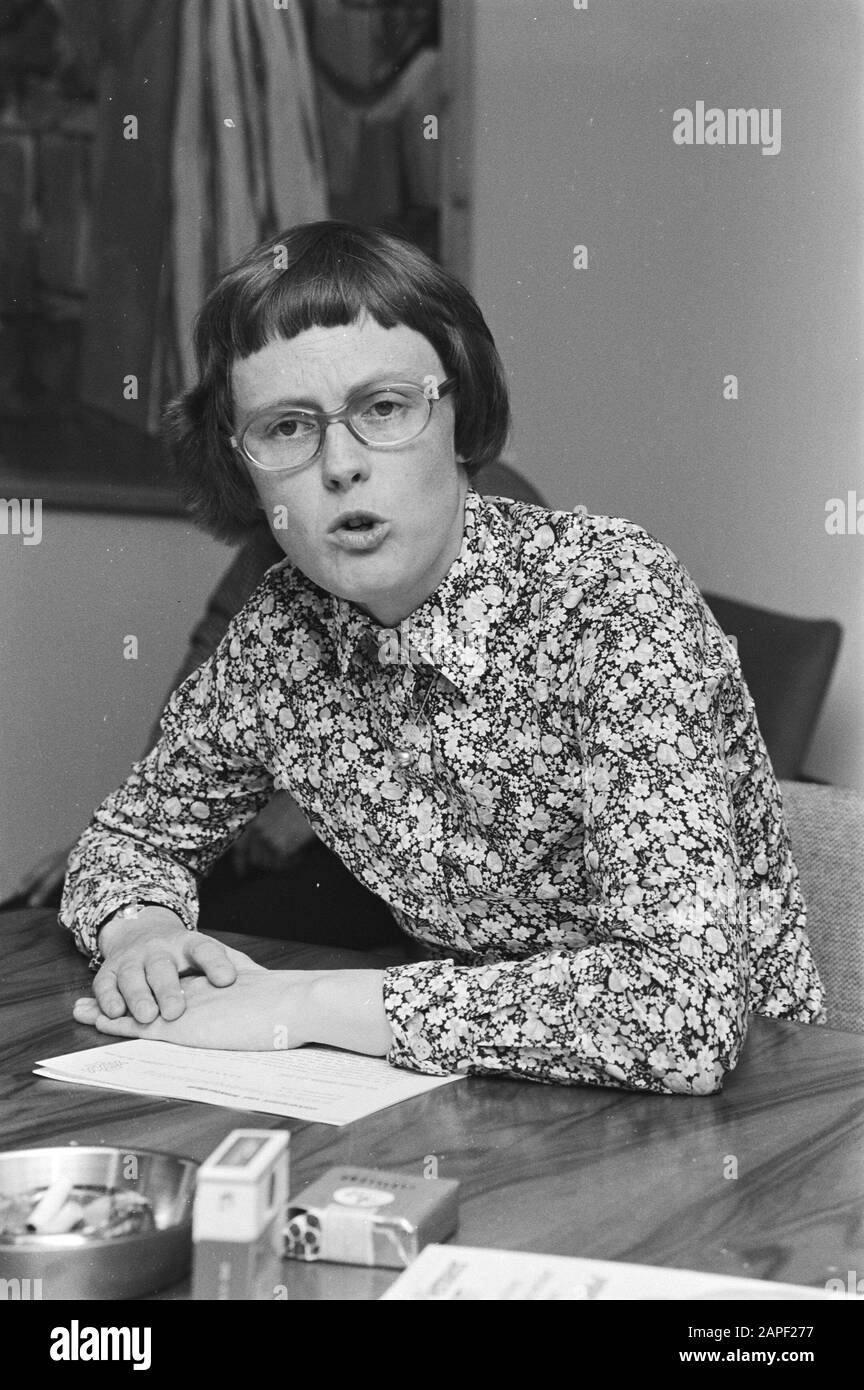 Marijke van den Brandhof scrittore del libro Een junge Vermeer van 1937, un libro sul pittore Han van Meegeren Descrizione: Libri, scrittori, storia dell'arte, ritratti, Brandhof, Marijke van den Datay: 1 ottobre 1979 posizione: Amsterdam, Noord-Holland Parole Chiave: Libri, storia dell'arte, ritratti, scrittori Nome personale: Brandhof, Marijke van den Foto Stock