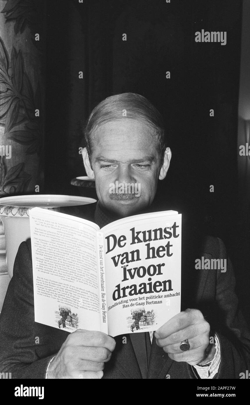 Bas de Gaay Fortman con il suo libretto l'arte dell'avorio volta Descrizione: Libri, ritratti, Gaay Fortman, Bas de Datum: 16 Marzo 1979 Parole Chiave: Libri, ritratti Nome personale: Gaay Fortman, Bas de Foto Stock