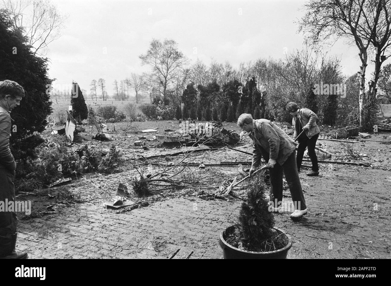 Due combattenti schiantati F-16 dell'Aeronautica militare olandese vicino Hoogeveen Descrizione: Farmers busy cleaning up the yard Data: 27 aprile 1983 luogo: Drenthe, Hoogeveen Parole Chiave: Farmers, fighter Planes , Aircraft Incidents Foto Stock