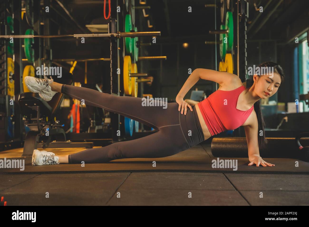 Esercizio maschile e femminile in palestra. Sport, fitness, sollevamento pesi e formazione Concept 086 Foto Stock