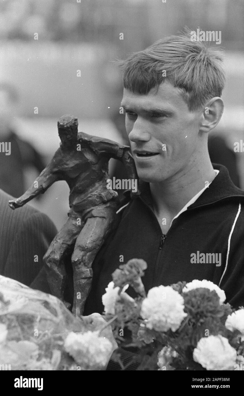 Boxing prima dell'avvio, confronto DOS con NAC. Henk Wery con figurine miglior calciatore Utrecht Data: 3 settembre 1967 Località: Utrecht Parole Chiave: Boxe, immagini, sport, calciatori, partite Nome personale: Henk Wery Institution Nome: NAC Foto Stock