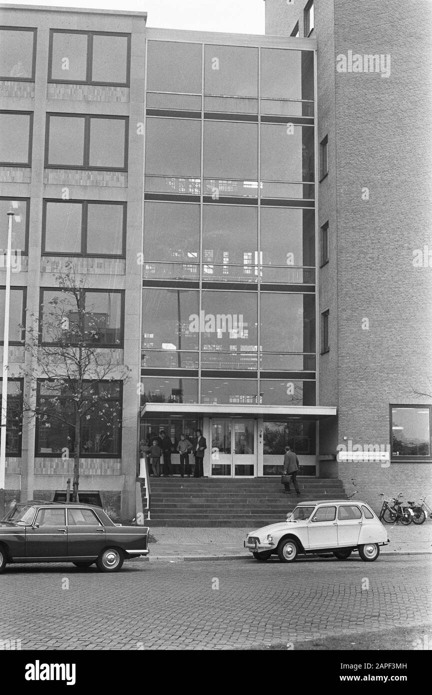 Bombardamento presso l'ufficio fiscale di Leiden, l'ufficio fiscale. Scultura In Vetro Jan Meine Jansen. Data: 19 Ottobre 1972 Luogo: Leiden, Zuid-Holland Parole Chiave: Bomanslagen Foto Stock