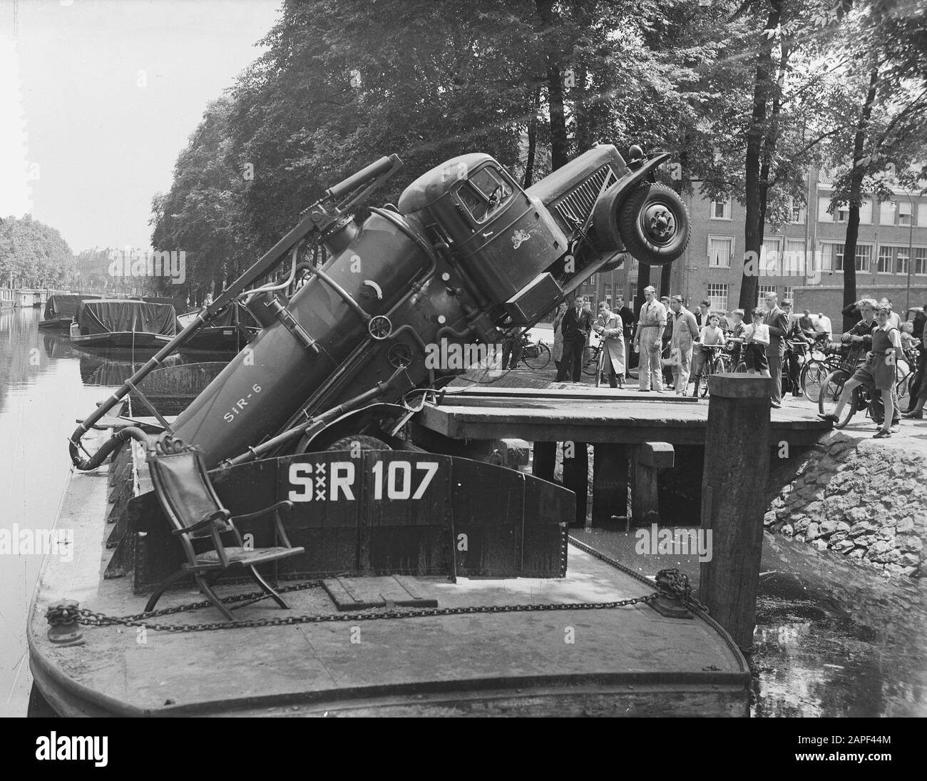 Auto della City Cleaning inclinato sulla chiatta. Stadhouderskade a Ferdinand Bolstraat Data: 27 giugno 1952 Località: Amsterdam, Noord-Holland Parole Chiave: Automobili, incidenti, chiatte, traffico Foto Stock
