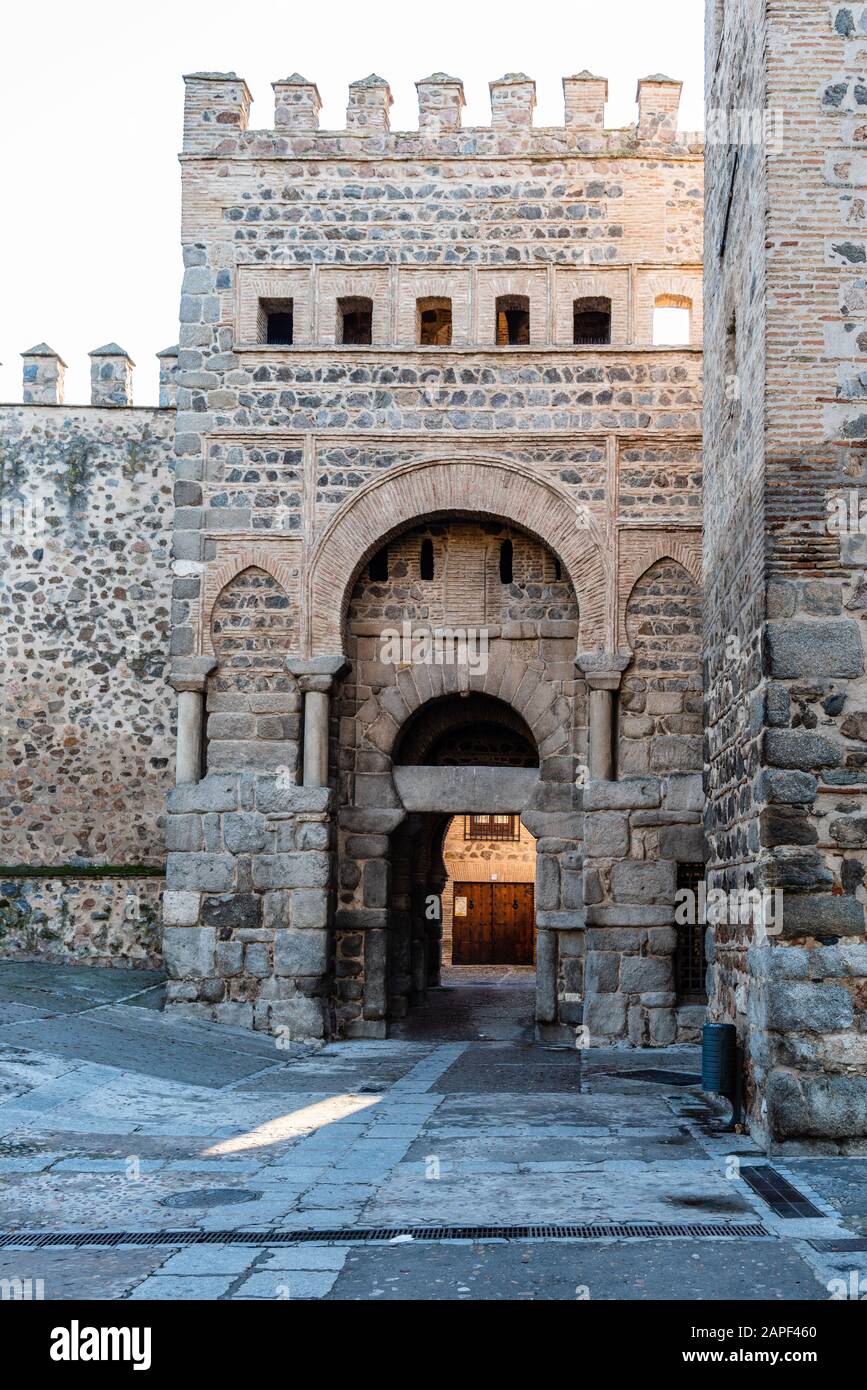 La porta di Alfonso VI nella storica bastioni di Toledo, Spagna. Foto Stock
