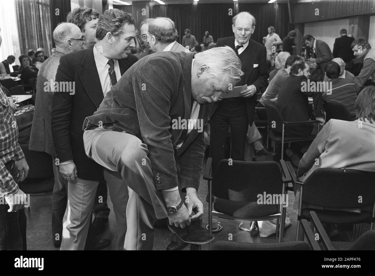 Consiglio federale dell'AbvaKabo riunione a Utrecht sulla conclusione delle azioni contro gli sconti sugli stipendi; presidente Van der Scheeur allacciare i lacci, vicepresidente di sinistra Pont Data: 5 dicembre 1983 luogo: Utrecht (provincia), Utrecht (città) Parole Chiave: Funzionari, riunioni, politica salariale e dei prezzi, sindacati, presidenti di persona: Pont, Hans, Scheur, Jaap van de Institutioningsnaam: ABVaKabo Foto Stock