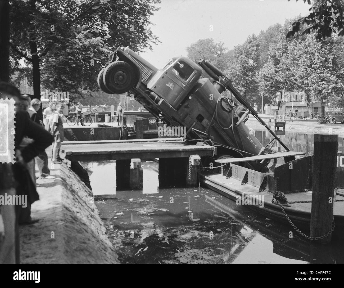 Auto di pulizia della città inclinato sulla chiatta Data: 27 giugno 1952 Parole Chiave: Automobili, chiatte, città pulizie Foto Stock
