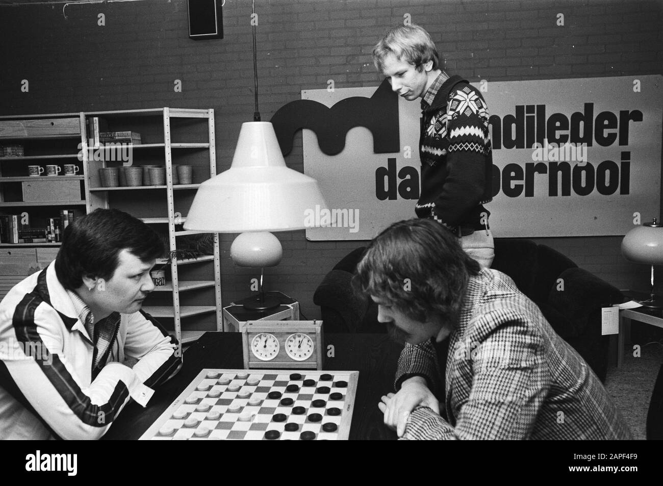 Il braccio (in piedi) guarda Wiersma; il braccio (in piedi) guarda Wiersma; Foto Stock