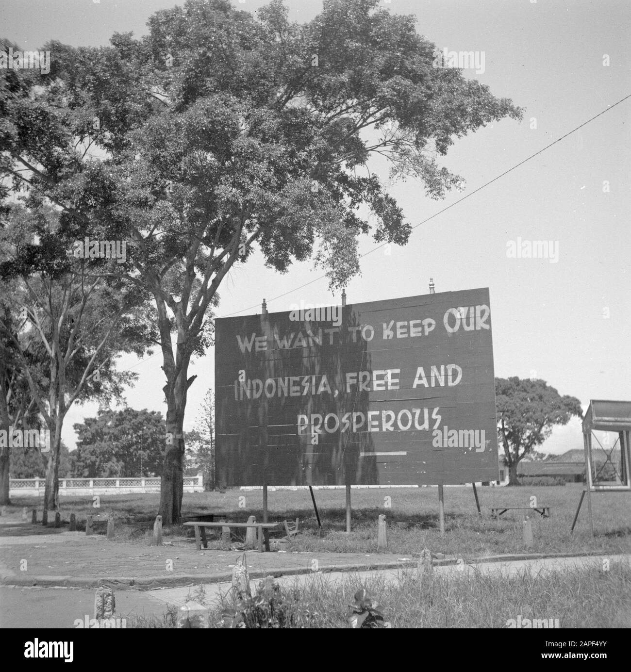 War Volontariers in Malacca e Indonesia Descrizione: Segno lungo la strada in Bandoeng con il testo: Vogliamo mantenere l'Indonesia libero e Prospero Data: Aprile 1946 luogo: Bandung, Indonesia, Olandese -India Parole Chiave: Manifesti Foto Stock