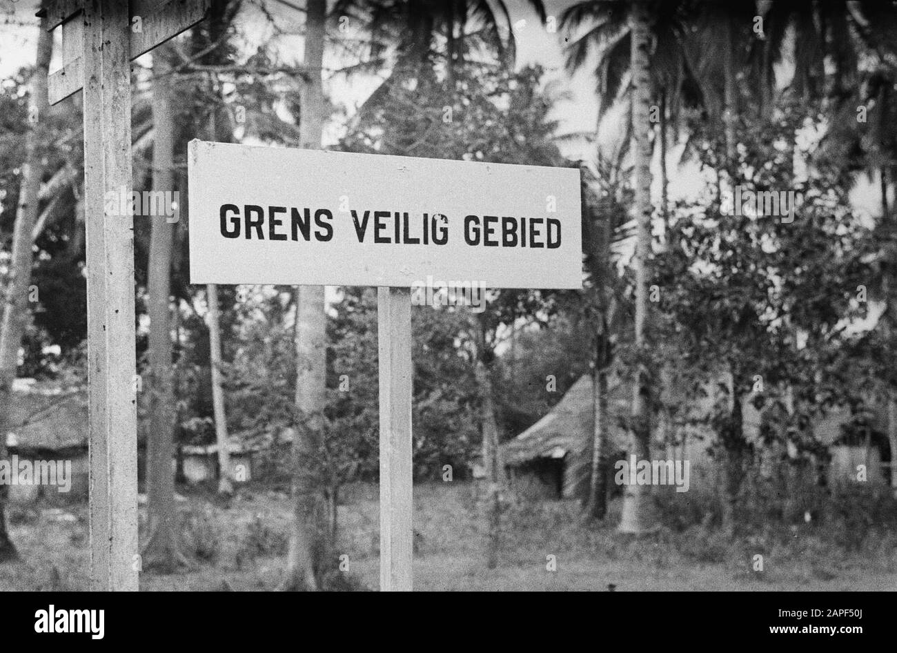 Reportage di rifugiati in un campo (ambiente Japara) Descrizione: Segno con il testo 'zona sicura di frontiera' Data: Marzo 1947 posizione: Indonesia, Indie Orientali Olandesi Foto Stock