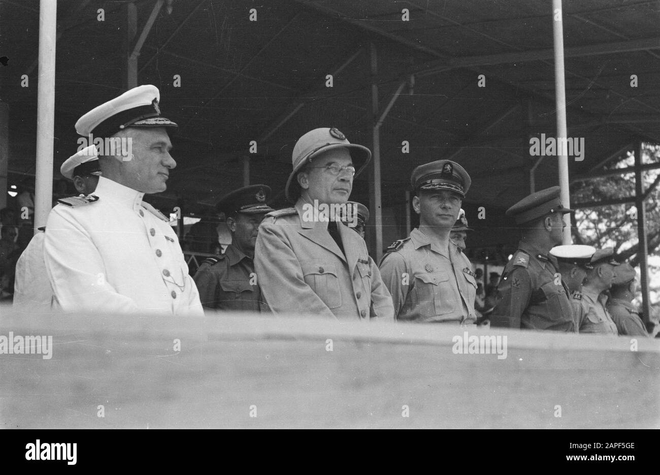 Parata della U-Brigade in occasione del giorno della Regina il 31 agosto Descrizione: [Pordes con varie corse in auto, tra cui ammiraglio A.S. Pinke, governatore H.J. van Mook, comandante dell'esercito S.H. Spoor E Il Generale Britannico Mansergh Data: 31 Agosto 1947 Ubicazione: Batavia, Indonesia, Jakarta, Indie Orientali Olandesi Foto Stock