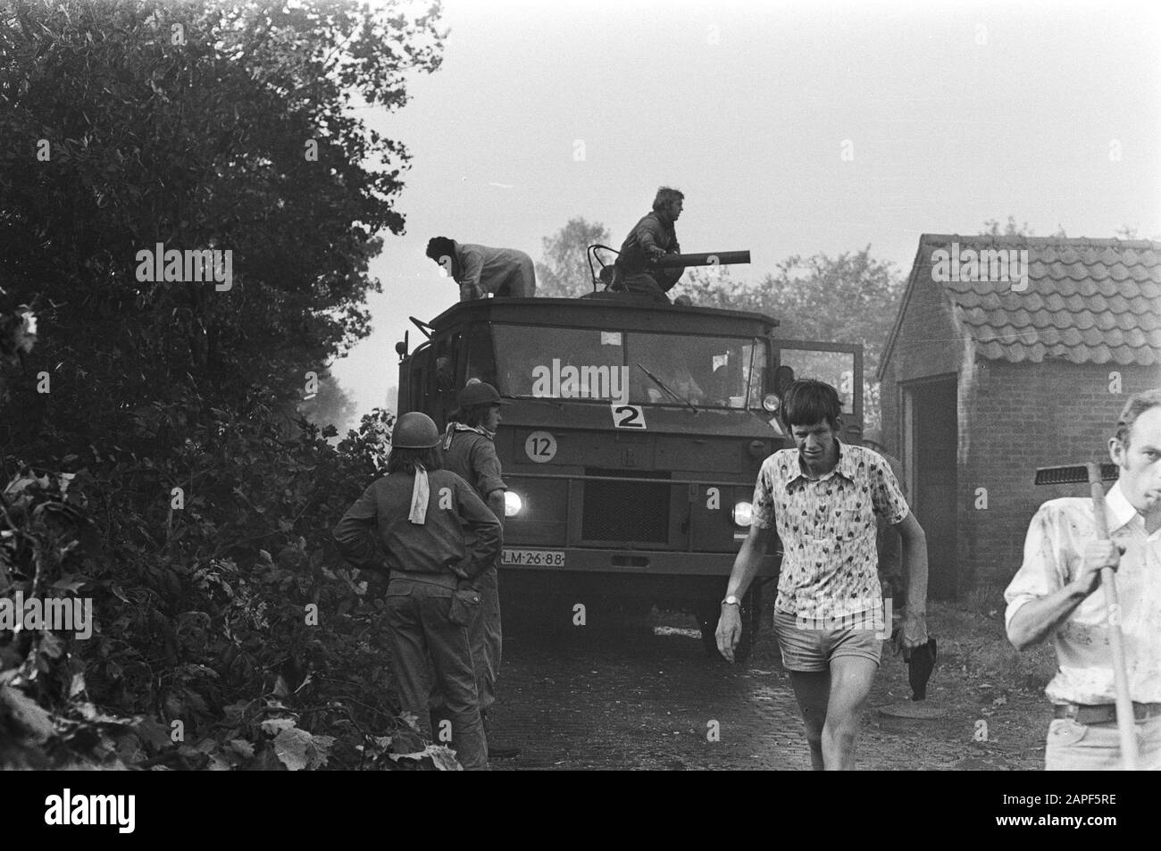 Bosbrand vicino Arnhem, camion spray in azione Data: 7 luglio 1976 posizione: Arnhem Parole Chiave: Bosbranden Foto Stock