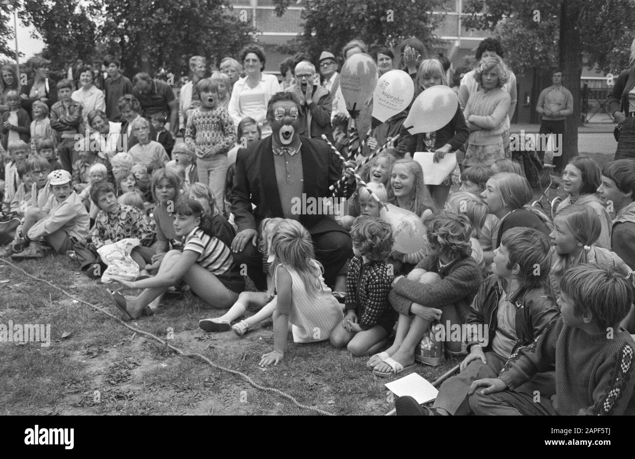 Giornate forestali per bambini ad Amsterdam Bos, Pipo tra bambini durante la performance Data: 21 luglio 1971 Parole Chiave: Clown, bambini Nome personale: Pipo de Clown, Witschge, Cor Foto Stock